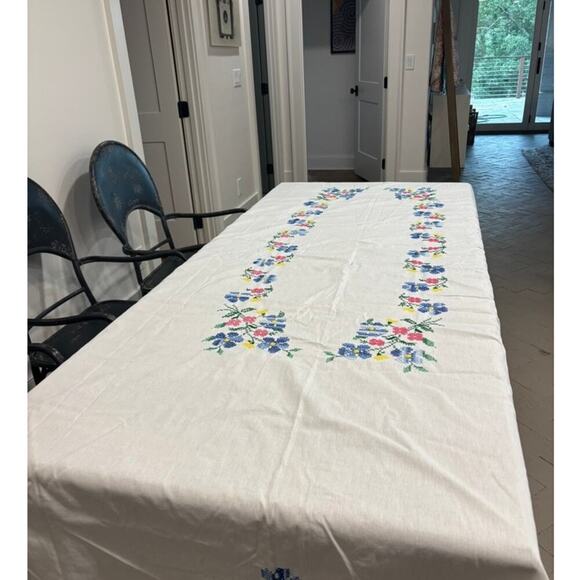 Vintage Hand Embroidered Floral Tablecloth 56" X 100" Rectangle - Picture 2 of 7